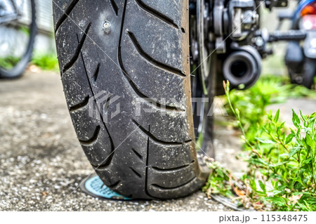 バイクのリアタイヤにネジが刺さってパンク バイクのリアタイヤにネジが刺さってパンク 115348475