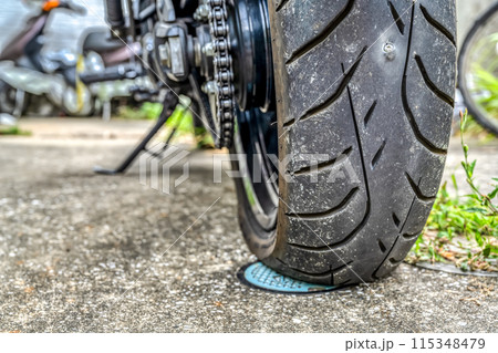 バイクのリアタイヤにネジが刺さってパンク バイクのリアタイヤにネジが刺さってパンク 115348479