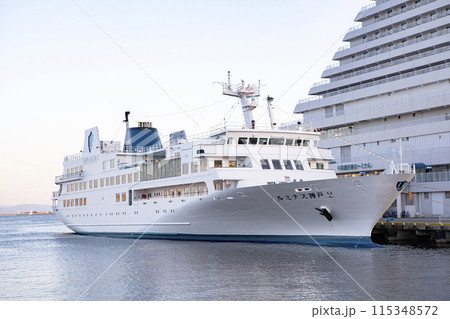 客船と港の風景 115348572