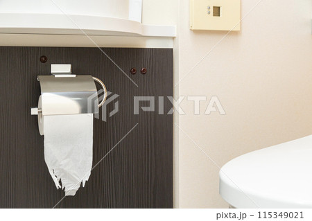 ホテルのユニットバスのトイレットペーパー 115349021