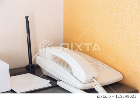 ホテルの部屋に備え付けの電話と筆記用具 ホテルの部屋に備え付けの電話と筆記用具 115349023