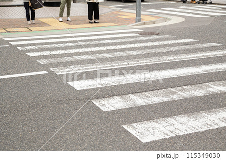 横断歩道で信号待ちをする人の足元 横断歩道で信号待ちをする人の足元 115349030