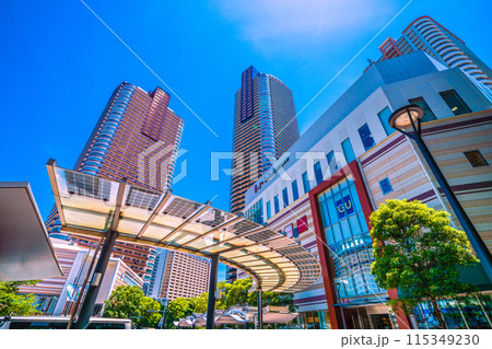 日本の川崎都市景観 6月。武蔵小杉駅前のタワーマンション群などを望む 日本の川崎都市景観 6月。武蔵小杉駅前のタワーマンション群などを望む 115349230