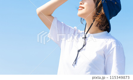夏の青空と帽子をかぶった笑顔の女性 115349873