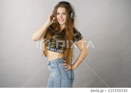 Teen women wearing headphones 115350142