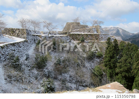 兵庫県の竹田城跡／淡雪に包まれた本丸の石垣 115350798