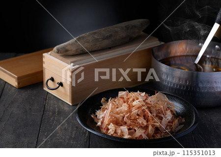 鰹節( 鰹本節 国内産 鰹枯れ節 )とかつお出汁の入ったお鍋と鰹節削り器 鰹節( 鰹本節 国内産 鰹枯れ節 )とかつお出汁の入ったお鍋と鰹節削り器 115351013