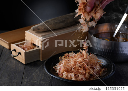 鰹節（ 鰹本節 国内産 鰹枯れ節 ）とかつお出汁の入ったお鍋と鰹節削り器 115351025