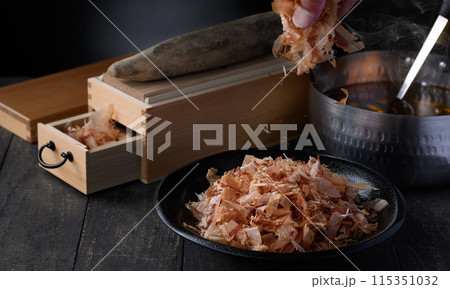 鰹節（ 鰹本節 国内産 鰹枯れ節 ）とかつお出汁の入ったお鍋と鰹節削り器 115351032