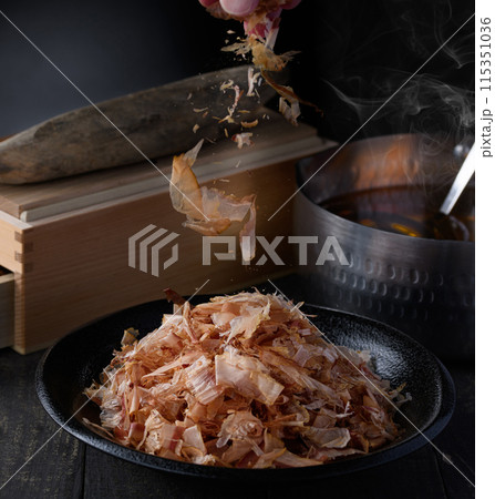 鰹節（ 鰹本節 国内産 鰹枯れ節 ）とかつお出汁の入ったお鍋と鰹節削り器 115351036