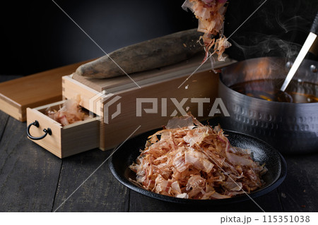 鰹節( 鰹本節 国内産 鰹枯れ節 )とかつお出汁の入ったお鍋と鰹節削り器 鰹節( 鰹本節 国内産 鰹枯れ節 )とかつお出汁の入ったお鍋と鰹節削り器 115351038