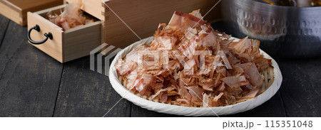 鰹節（ 鰹本節 国内産 鰹枯れ節 ）とかつお出汁の入ったお鍋と鰹節削り器 115351048