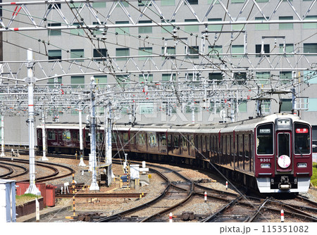 大阪梅田駅に到着する阪急京都線9300系 115351082