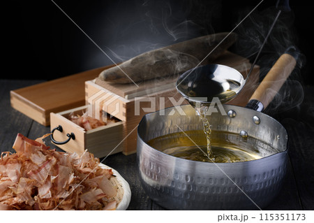 鰹節( 鰹本節 国内産 鰹枯れ節 )だし汁 一番出汁 鰹節( 鰹本節 国内産 鰹枯れ節 )だし汁 一番出汁 115351173