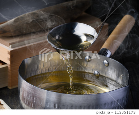 鰹節（ 鰹本節 国内産 鰹枯れ節 ）だし汁 一番出汁 115351175