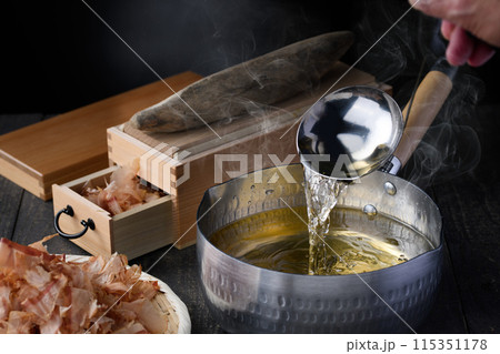 鰹節（ 鰹本節 国内産 鰹枯れ節 ）だし汁 一番出汁 115351178