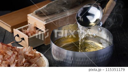 鰹節( 鰹本節 国内産 鰹枯れ節 )だし汁 一番出汁 鰹節( 鰹本節 国内産 鰹枯れ節 )だし汁 一番出汁 115351179