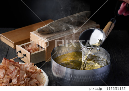 鰹節( 鰹本節 国内産 鰹枯れ節 )だし汁 一番出汁 鰹節( 鰹本節 国内産 鰹枯れ節 )だし汁 一番出汁 115351185