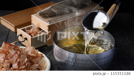 鰹節( 鰹本節 国内産 鰹枯れ節 )だし汁 一番出汁 鰹節( 鰹本節 国内産 鰹枯れ節 )だし汁 一番出汁 115351186
