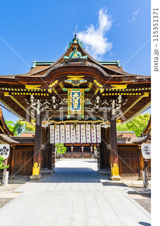 京都市上京区馬喰町の北野天満宮 三光門(中門、重要文化財) 京都市上京区馬喰町の北野天満宮 三光門(中門、重要文化財) 115351371