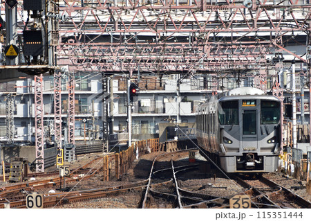 天王寺駅に到着する阪和線225系 天王寺駅に到着する阪和線225系 115351444