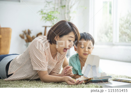 親子で読書　リビングルーム 115351455