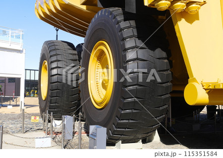 こまつの杜の展示車　ダンプトラック 930Eのタイヤ 115351584