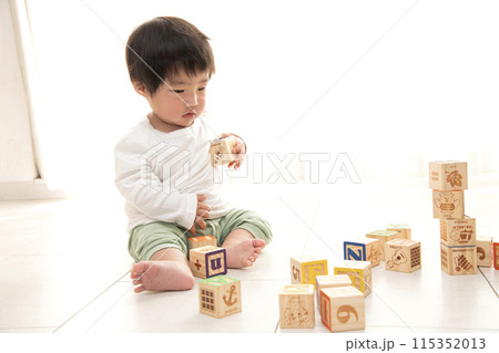 乳幼児　遊び　積み木 115352013