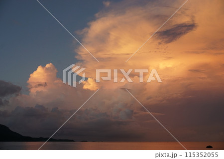 茜色の雨雲 茜色の雨雲 115352055