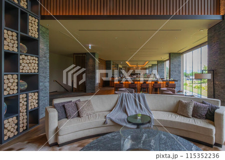 北海道 ニセコの高級リゾートホテル、東山ニセコビレッジ、リッツ・カールトン・リザーブのロビーラウンジ 115352236