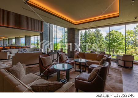 北海道 ニセコの高級リゾートホテル、東山ニセコビレッジ、リッツ・カールトン・リザーブのロビーラウンジ 115352240