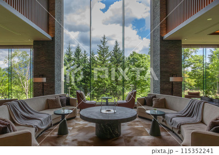 北海道 ニセコの高級リゾートホテル、東山ニセコビレッジ、リッツ・カールトン・リザーブのロビーラウンジ 115352241