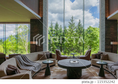 北海道 ニセコの高級リゾートホテル、東山ニセコビレッジ、リッツ・カールトン・リザーブのロビーラウンジ 115352242