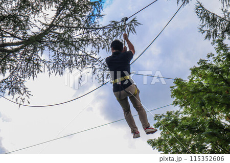 北海道ニセコ町にある、ニセコビレッジのツリートレッキング、ツリーウォーキング,ジップライン 115352606