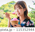 暑い夏、かき氷を食べる女性 115352944