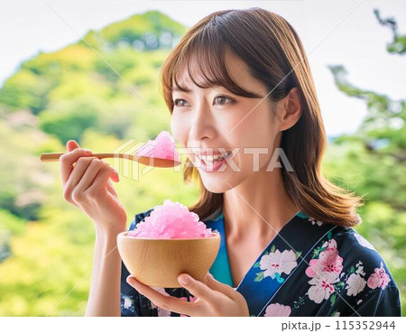 暑い夏、かき氷を食べる女性 115352944
