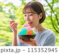 暑い夏、かき氷を食べる女性 115352945
