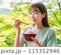 暑い夏、かき氷を食べる女性 115352946