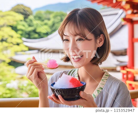 暑い夏、かき氷を食べる女性 115352947