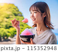 暑い夏、かき氷を食べる女性 115352948
