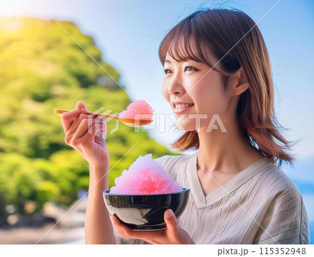 暑い夏、かき氷を食べる女性 115352948