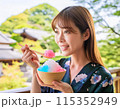 暑い夏、かき氷を食べる女性 115352949