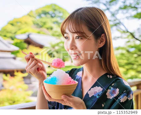 暑い夏、かき氷を食べる女性 115352949