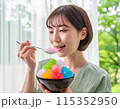 暑い夏、かき氷を食べる女性 115352950