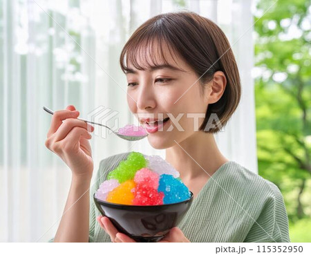 暑い夏、かき氷を食べる女性 115352950