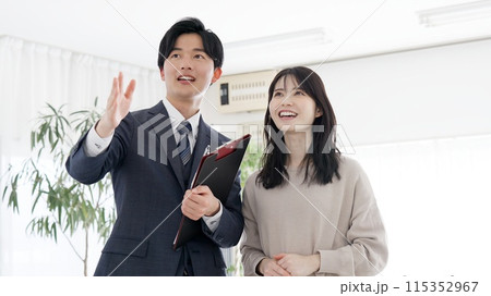 部屋の案内をするビジネスマン 部屋の案内をするビジネスマン 115352967