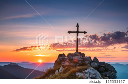 夕焼けに染まる山並みと十字架 夕焼けに染まる山並みと十字架 115353167