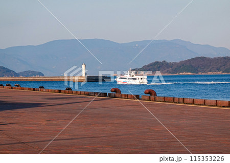 春の夕暮れ　高松港の出舟入船（香川県高松市） 115353226