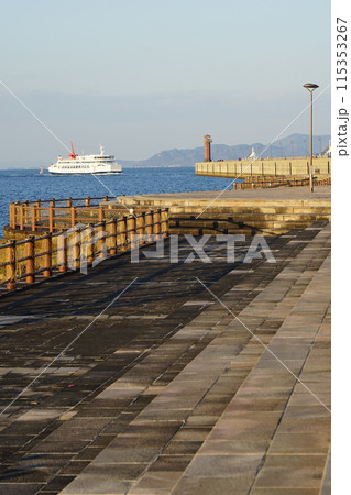 春の夕暮れ　高松港の出舟入船（香川県高松市） 115353267