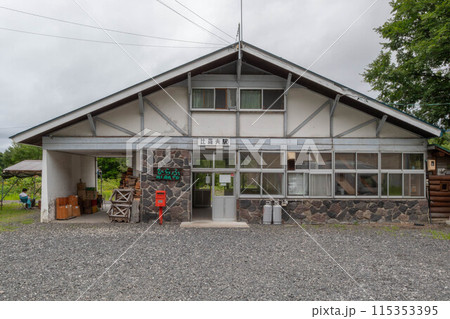 夏のJR北海道　函館本線（山線）　比羅夫駅(ヒラフ) 駅舎 115353395